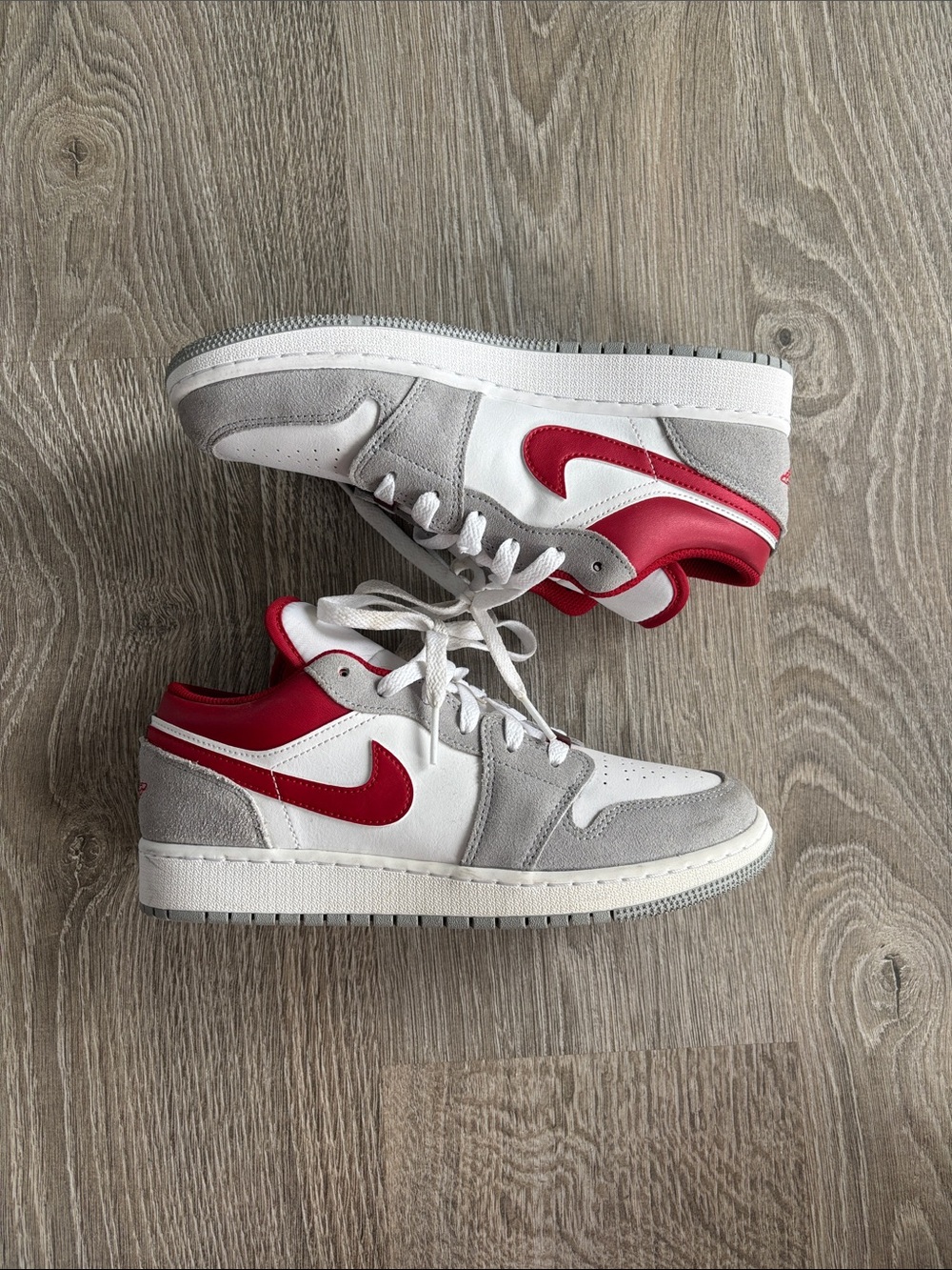 Nike Air Jordan 1 Low SE in the "Light Smoke Grey Gym Red" - Picture 2 of 7